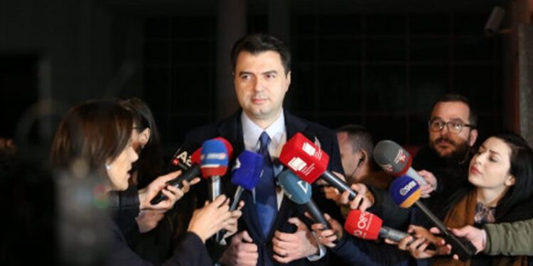 Basha acarohet me gazetaren: Nëse s’të pëlqen, merr kamerën dhe largohu! basha lala