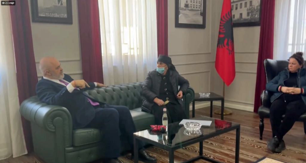 “Do të të nxjerr jashtë se…”, Rama publikon debatin me banorët e “5 Majit”: Do më lini të flas apo jo?! edi rama me banoret e 5 majit
