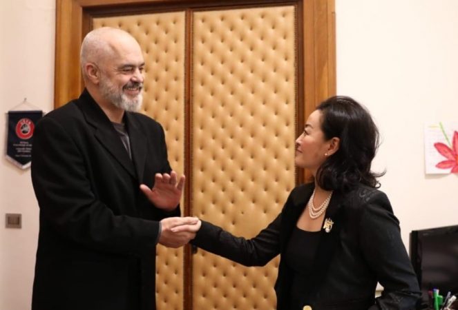 Ambasadorja Yuri Kim në zyrën e Ramës, ambasada e SHBA zbardh takimin edi rama yuri kim 663x450 1