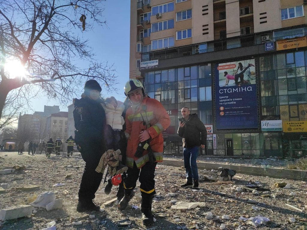 evakuim nga ndertesa e sulmuar me raketa