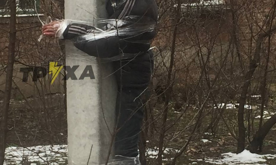 Ukrainasit bëjnë shembull hajdutin, e ngjisin me skoç pas shtyllës (Foto) hajduti