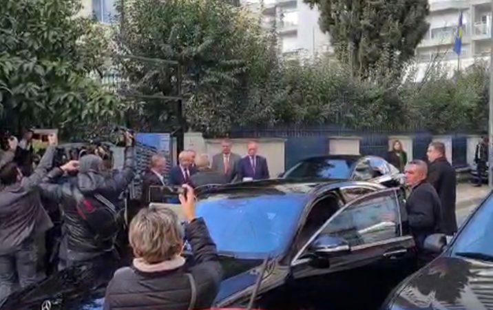 Meta takon ambasadorin ukrainas. Ja momenti kur mbërrin në ambasadë ilir meta 8 716x450 1