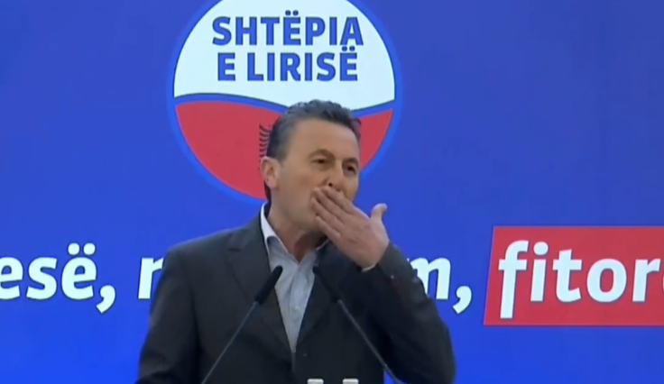 Gafa e demokratit në Vorë: Në 6 mars të votojmë Lulzim Bashën. Salla shpërthen në të qeshura kandidati