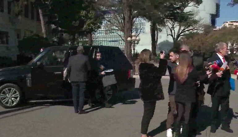 “Armiku më i rrezikshëm, ai që të rri pas shpine”, batuta e Berishës pasi Basha i kalon nga pas kur flet berisha vjen bash a 770x446 1