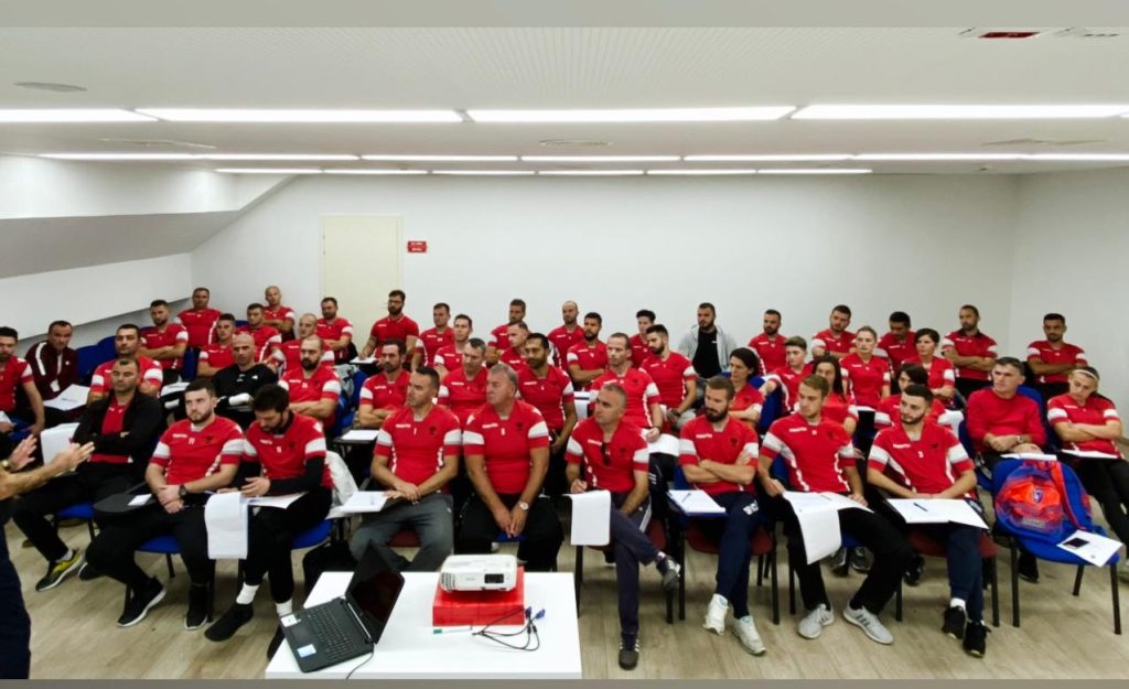 Nis kursi i trajnerëve për licencën UEFA B, pjesëmarrës edhe emra të njohur të futbollit kursi uefa b shkoder