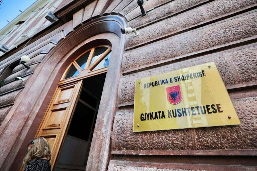 Kushtetuesja nuk legjitimon Bashën, pranon kërkesën e Bardhit për marrëveshjen me Italinë kushtetuesja