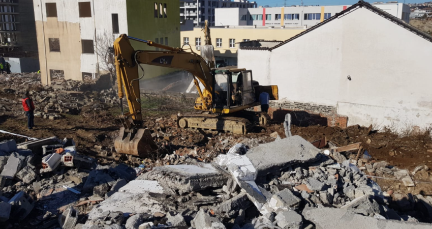 Nis shembja e banesave te ‘5 Maji’, banorët e gdhinë natën jashtë maji 5 850x450 1