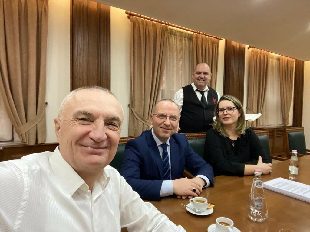 Ilir Meta publikon fotot nga zyra para vendimit të Kushtetueses meta