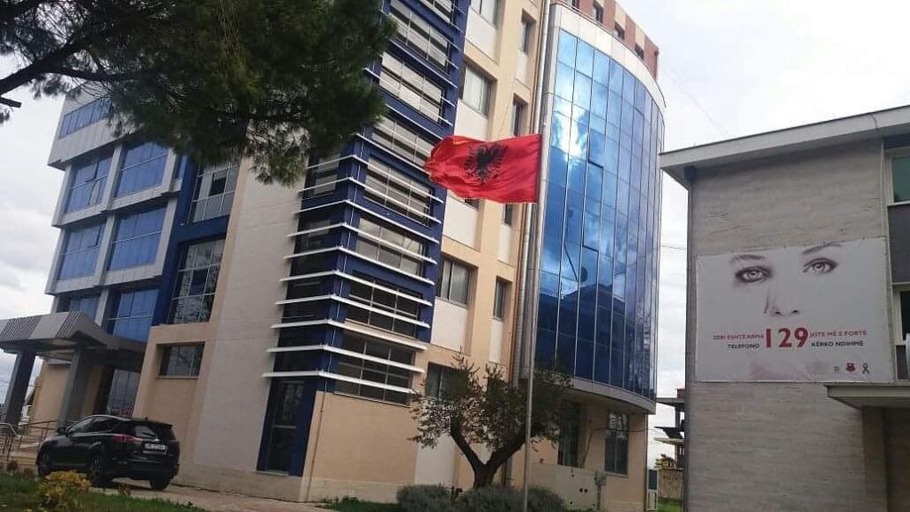 Kanosi me sende të forta bashkëshorten e tij, policia arreston 31-vjeçarin policia fier
