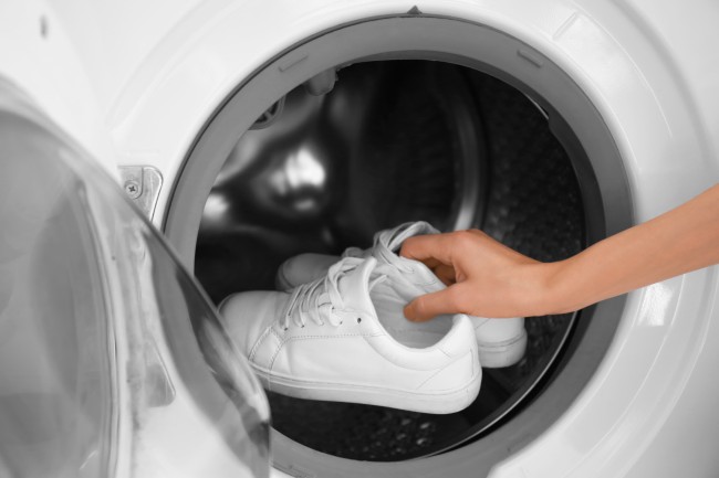 Nuk dini si t’i lani atletet në lavatriçe? Ja një mënyrë shoes washing machine