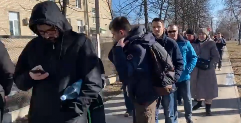 Ukrainasit i përgjigjen masivisht thirrjes së presidentit, radhë të gjata qytetarësh (VIDEO) ukraine