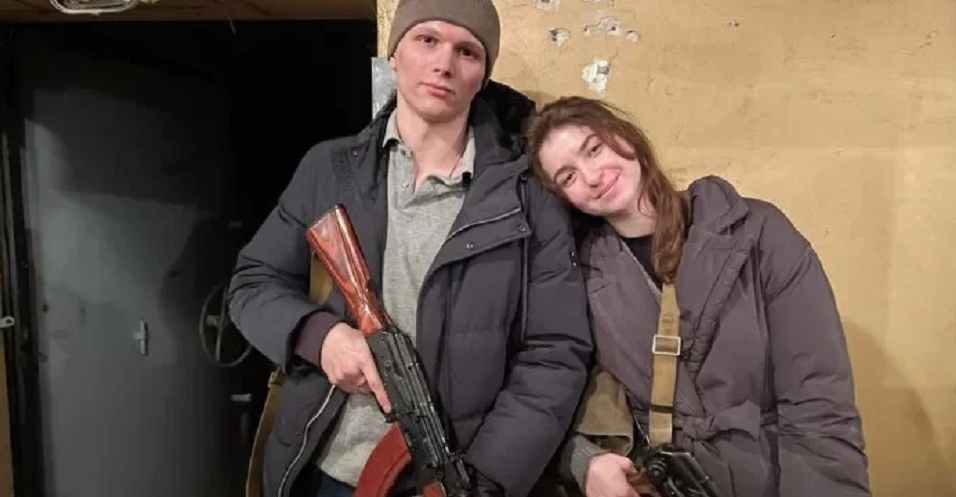 Çifti ukrainas e kalon ditën e parë të martesës duke mbledhur armë për të mbrojtur atdheun ukraine 3