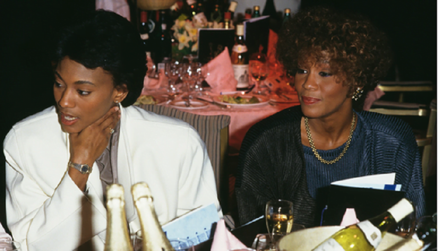 Libri i ri për Whitney Houston zbulon të fshehtat e seksualitetit dhe dobësitë we 1