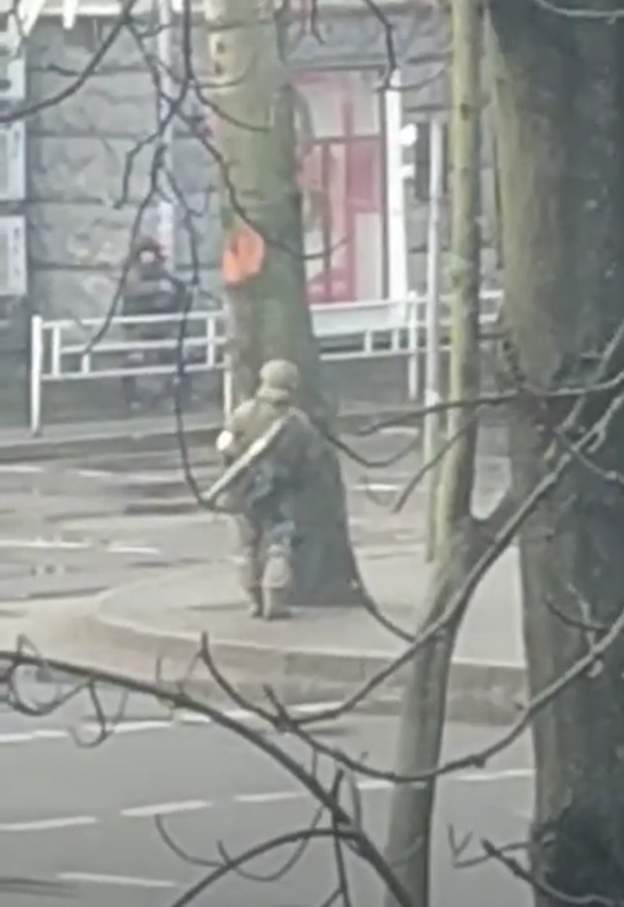 Video/ Trupat ruse mbërrijnë në qendër të qytetit Kherson, dëgjohen të shtëna 1 07bf1dfe a788 4eb1 ad59 fcc9a7a39670