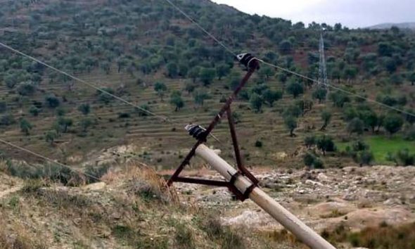 Vlorë/ Shtylla e tensionit të lartë rrëzohet nga era, Pashalimani mbetet pa drita 1 20 770x433 1