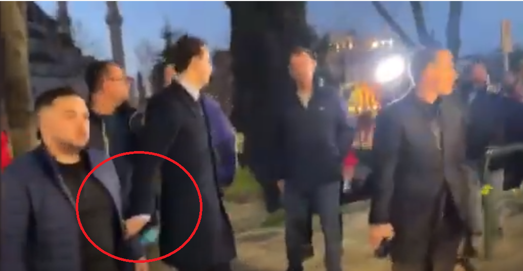 VIDEO / Basha rrezikon të shtypet nga makina, futet pa parë semaforin: Ngadalë! 111 4