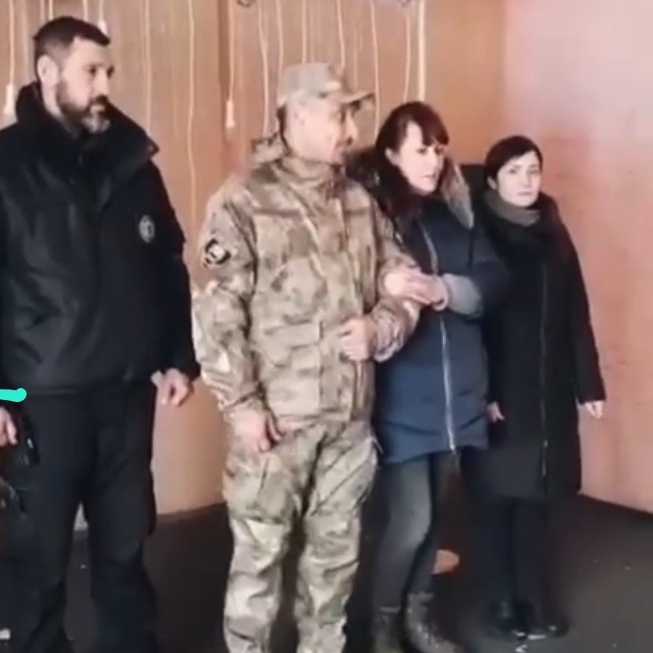 Mariupol/ Çifti sfidon luftën, martohet mes bombardimeve 12 1