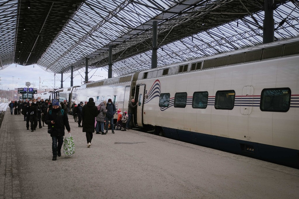 Mbyllet edhe korridori i fundit i transportit publik Rusi-BE 1646530253 522 The train to Helsinki Finland from Russia is full of
