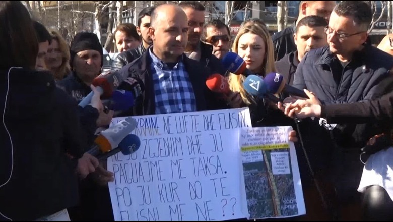 Banorët e ‘5 Majit’, Laprakës e Kodër Priftit protestë para Kuvendit: Do bëjmë kallëzim në gjykatë! 1648129975 Screenshot1