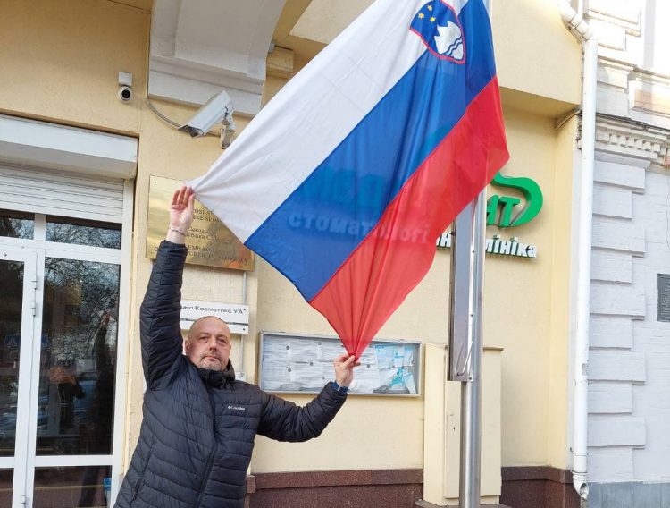 Sllovenia heq përkohësisht flamurin nga ambasada në Kiev për shkak se ngjan me atë rus 1 1648411056 FO4XvF1XoAUnZ61 e1648411139591 750x568 1