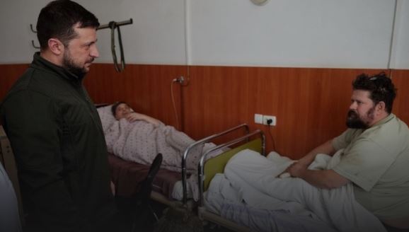 Foto/ Presidenti Zelenskyy viziton në spital ukrainasit e plagosur 2 2 18