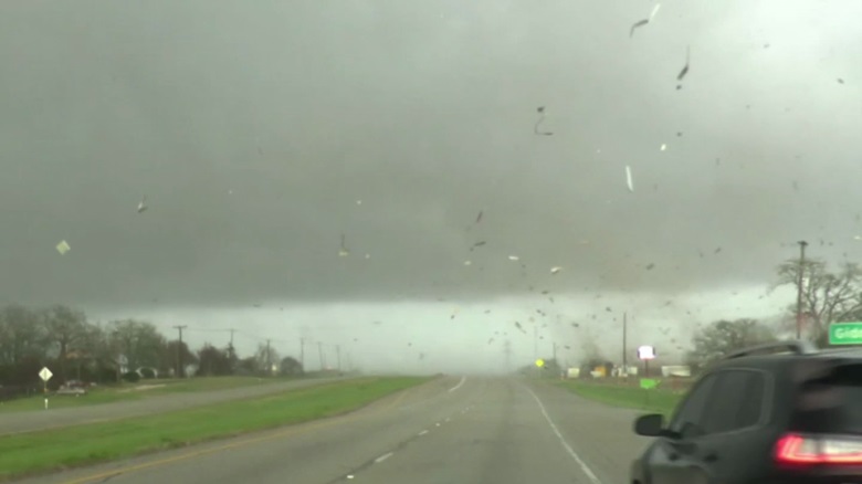 Teksasi përfshihet nga një tornado e fuqishme, 19 të plagosur 220322112258 texas tornado red truck shoppers flee walmart orig jc 00000000 exlarge 169