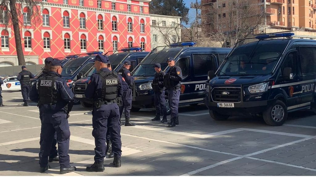“Blindohet” kryeministria para nisjes së protestës, forca të shumta policie rrethojnë ministritë 276992495 5051566538220642 6497504978472318049 n