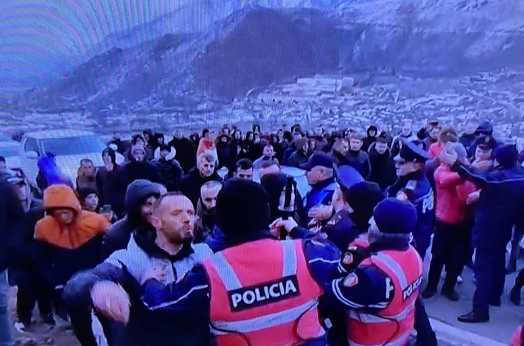 Bllokohet për disa minuta rruga e Arbrit, qytetarët përplasen me policinë 2f3c763c 5d03 4b9b 84f3 b8d2ea533a31