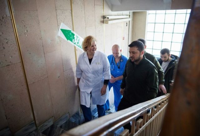 Foto/ Presidenti Zelenskyy viziton në spital ukrainasit e plagosur 3 3 14 640x436 1