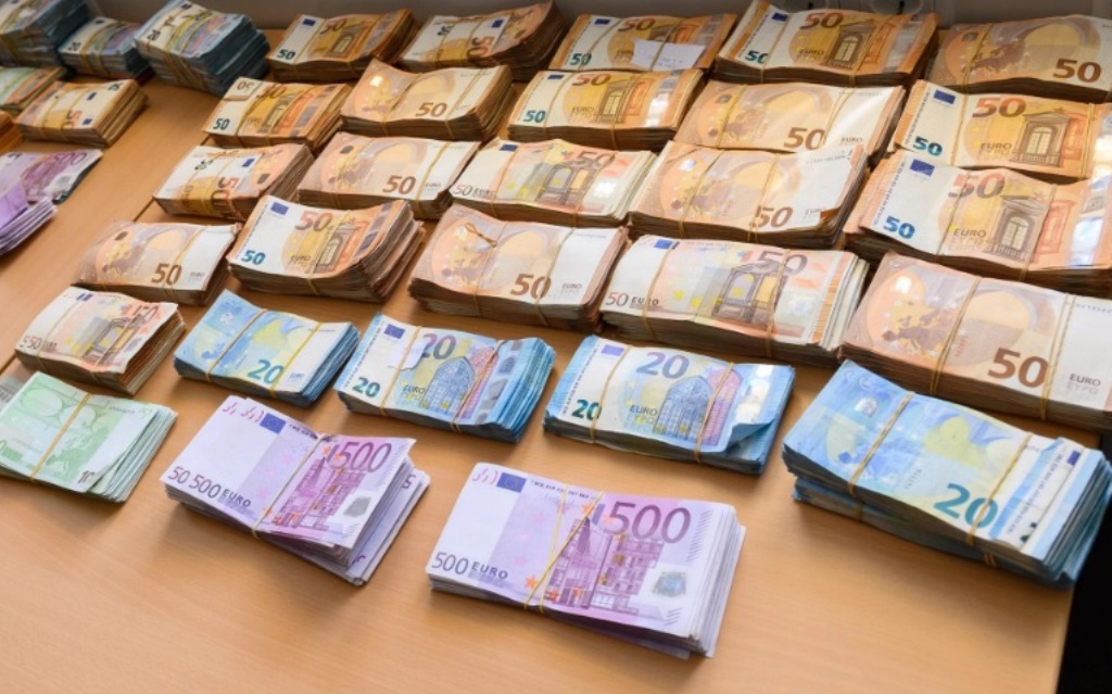 Mashtroi bashkëpunëtorin, 63-vjeçari nga Pogradeci i vjedh rreth 16 mijë dollar 3663BDB2 5ECC 434E 8723 02A58BE34740
