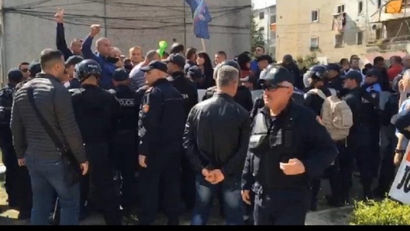 Fier/ Shoferët e autobuzave të shkollave paralajmërojnë bojkot 3852e4e2f62e718faa2dc07bb0346172 XL