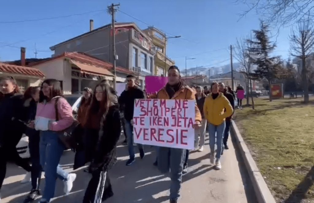 Korçë/ Përshkallëzon protesta, deputeti Spaho përplaset me policinë 4445