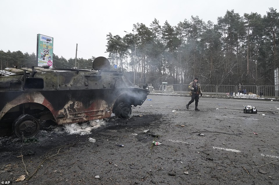 Rusët nuk kursejnë as shtëpinë e të moshuarve, të paktën 56 të vrarë nga bombardimet 54797173 10564393 A volunteer of Ukraine s Territorial Defense Forces walks by a d a 9 1646146181687