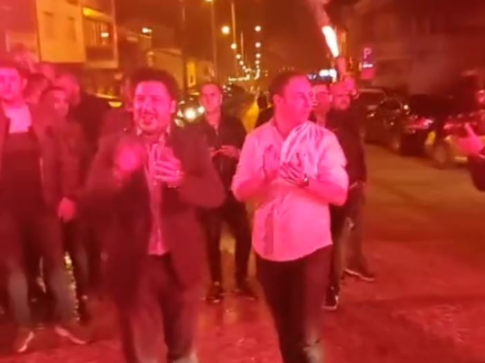 Zgjedhjet në Malin e Zi, Abazoviç feston me fishekzjarre në Ulqin: Një shqiptar kryetar i ri 5D798DF7 FBE0 45B7 8173 C1567F2EA623