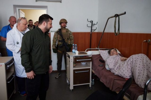 Foto/ Presidenti Zelenskyy viziton në spital ukrainasit e plagosur 4 6 14 640x427 1