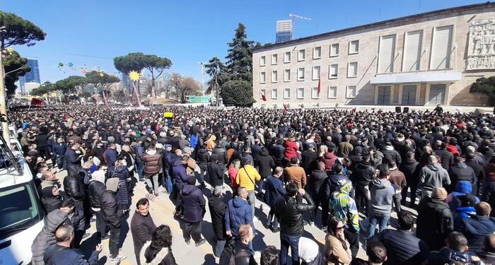 Sot sërish protestë para kryeministrisë për rritjen e çmimeve 6151AB15 0AD2 4C39 8ED9 1A8FFD7D187D