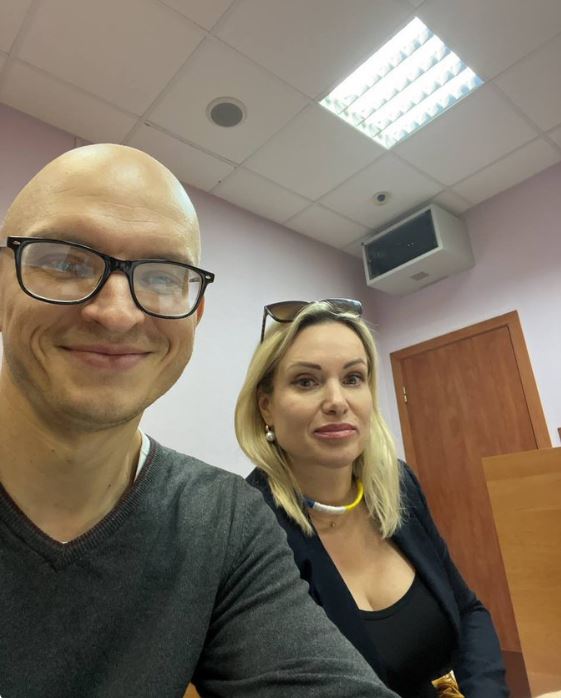 Protestoi kundër luftës në Ukrainë live në televizionin rus, gazetarja gjobitet me 257 euro dhe lirohet 6230a7f7727dbCapture