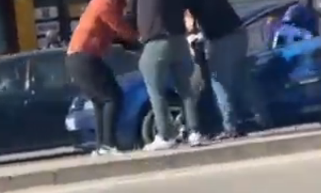 “Çmendet” vajza në Durrës, del dhe i thyen me shkop bejsbolli xhamat e makinës të riut që e parakaloi (VIDEO) 640 0 62431fc0988c0