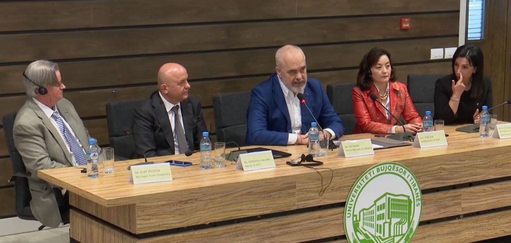 Batuta e Ramës në UBT “shkrin” së qeshuri gjithë të pranishmit: Rektori foli si të ishte para sekretarit të PPSH-së 6578