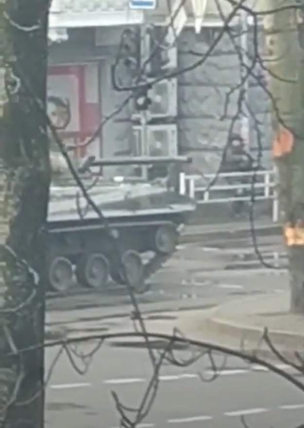 Video/ Trupat ruse mbërrijnë në qendër të qytetit Kherson, dëgjohen të shtëna 2 77760c33 6f92 494f 8359 e8e6ada3e226