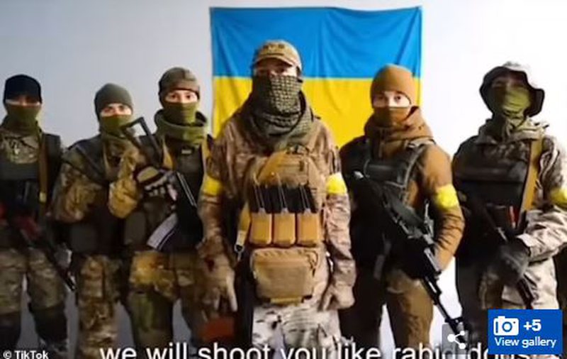 Gratë e Ukrainës kërcënojnë ushtrinë e Putinit: Do t’ju vrasim si qentë e tërbuar 800 0 7e8c94da661b8423ec814f7f61ef9156