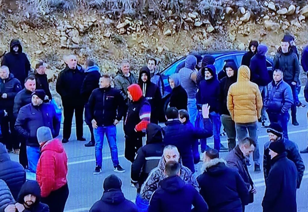 Bllokohet për disa minuta rruga e Arbrit, qytetarët përplasen me policinë 1 8cc4c096 4538 4729 8ffc 18a9220c2cc2