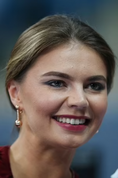 Imazhe/ Njihuni me gjimnasten seksi që ka katër fëmije me Vladimir Putinin, ja ku strehoet tani 1 Alina 2 232x350 1