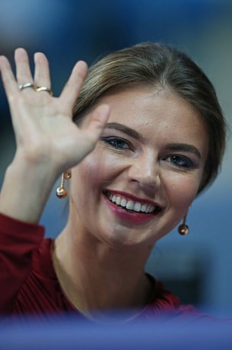 Imazhe/ Njihuni me gjimnasten seksi që ka katër fëmije me Vladimir Putinin, ja ku strehoet tani 2 Alina 232x350 1
