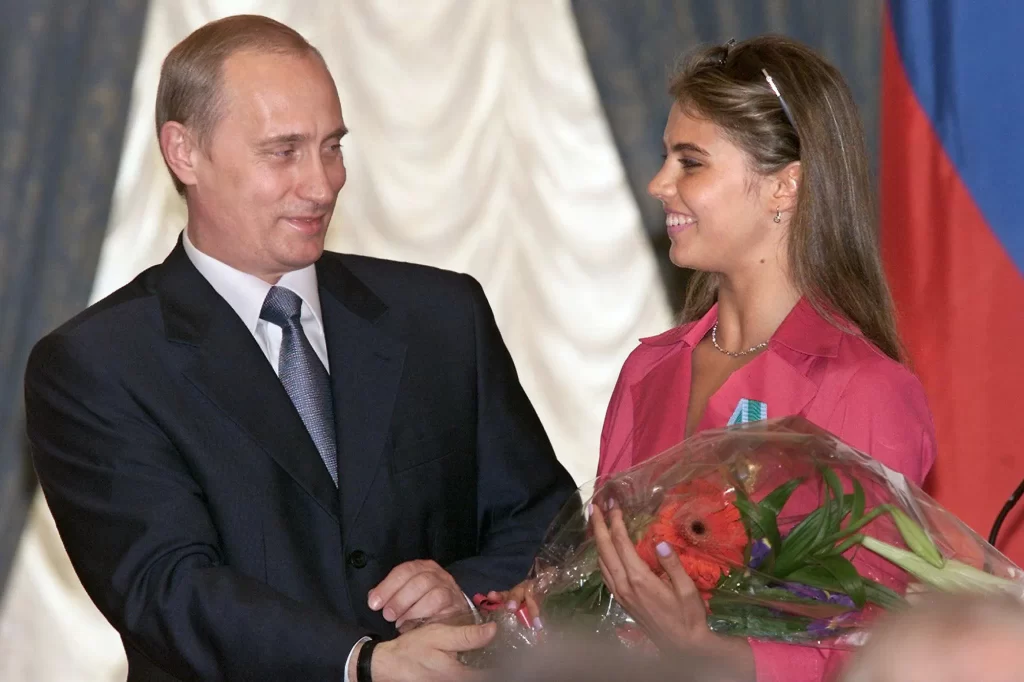 Imazhe/ Njihuni me gjimnasten seksi që ka katër fëmije me Vladimir Putinin, ja ku strehoet tani Alina Kabaeva 02