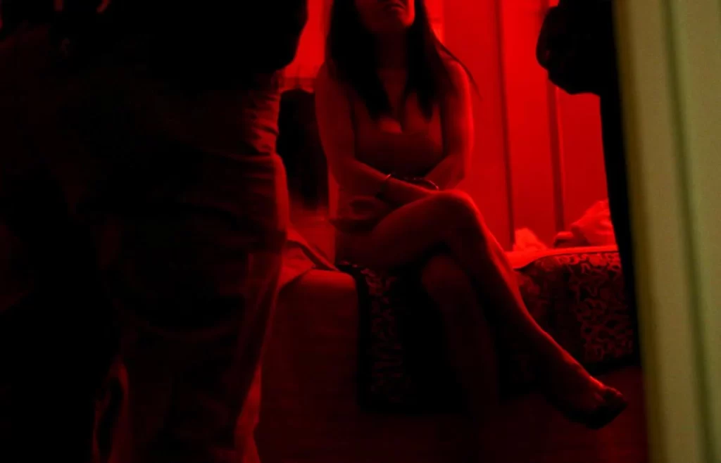 Pas masazhit shërbim ekstra, arrestohet për prostitucion i riu, nën hetim dy punonjëset 19 dhe 20 vjeçe BEB08A01 48DB 43DF 8E81 104070BF4793