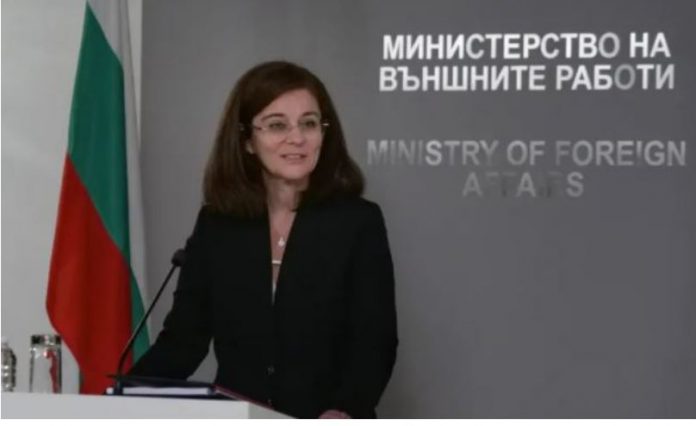 Bullgaria dëbon dy diplomatë rus, akuzohen për spiunazh Bullgaria njoftoi sot debimin e dy diplomateve ruse per spiunazh dhe u dha atyre 48 ore kohe per tu larguar nga vendi njoftoi ministrja e Jashtme Teodora Gencoeska.