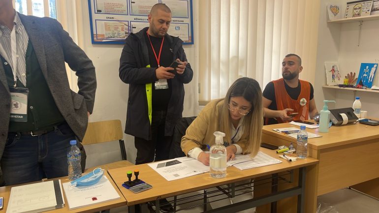 Do votonte kryetarja e Bashkisë, bllokohet pajisja identifikuese në një QV në Durrës Durres e1646555808199 770x433 1