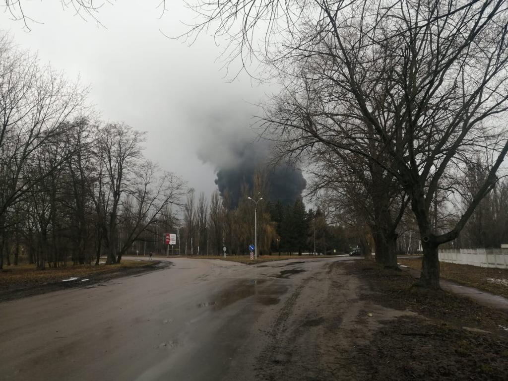 Pamje/ Rusët qëllojnë depon e naftës në Chernihiv, qyteti mbulohet nga tymi 4 FM6O AeaUAQ1UoA
