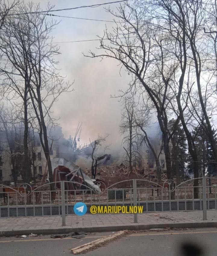 Bombardimet rrafshojnë teatrin në Mariupol, gazetari: Ky është de-nazifikimi? Të q*** Rusinë 1 FN 5RwXMAUVdQk